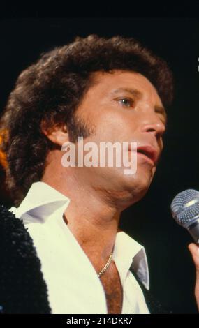 TOM JONES ; (nato il 7 giugno 1940) ; cantante gallese; ma con Madame ; Credit: Lynn McAfee / Performing Arts Images www.performingartsimages.com Foto Stock