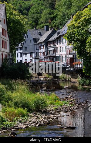 La storica città vecchia di Monschau, famosa per le sue tradizionali case a graticcio, la regione di Eifel, Germania Foto Stock