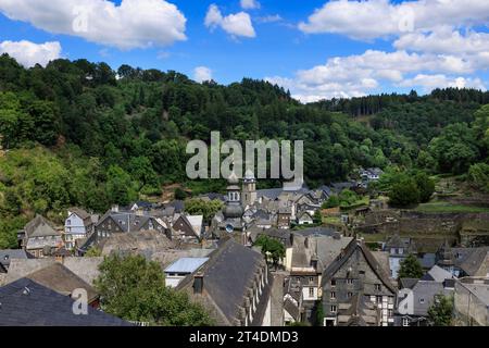 Il pittoresco villaggio di Monschau nel parco nazionale di Eifel, Renania settentrionale-Vestfalia, Germania Foto Stock