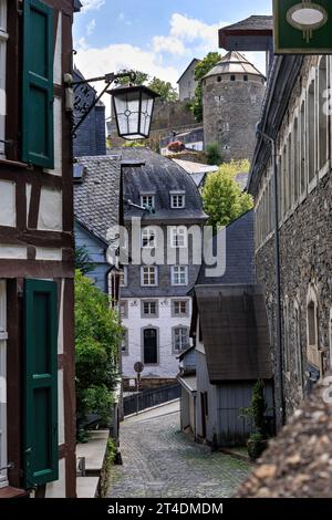 Via con case storiche nel centro di Monschau, Germania Foto Stock