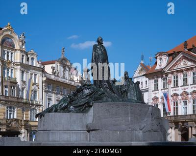 Il Jan Hus Memorial (ceco: Pomník mistra Jana Husa) si trova a un'estremità della Piazza della città Vecchia, Praga, nella Repubblica Ceca Foto Stock