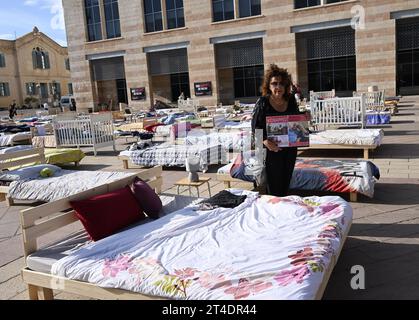 Gerusalemme, Israele. 30 ottobre 2023. La gente vede un'installazione chiamata "letti vuoti" che simboleggia i 230 letti vuoti di ostaggi israeliani detenuti da Hamas a Gaza dal 7 ottobre, in piazza Safra a Gerusalemme, lunedì 30 ottobre 2023. Foto di Debbie Hill/ Credit: UPI/Alamy Live News Foto Stock