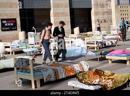 Gerusalemme, Israele. 30 ottobre 2023. La gente vede un'installazione chiamata "letti vuoti" che simboleggia i 230 letti vuoti di ostaggi israeliani detenuti da Hamas a Gaza dal 7 ottobre, in piazza Safra a Gerusalemme, lunedì 30 ottobre 2023. Foto di Debbie Hill/ Credit: UPI/Alamy Live News Foto Stock