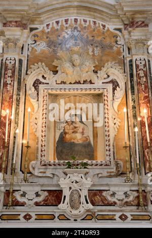 Altare barocco con pittura rinascimentale della Madonna dei Miracoli, o Madonna delle Grazie (1595 d.C.), chiesa di Sant'Agostino, Matera, Basilicata, Italia Foto Stock