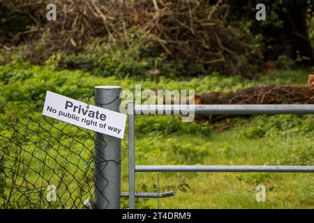 Proprietario terriero che chiarisce che la sua piccola tenuta non è un diritto pubblico di passaggio con un segno piuttosto stravagante Foto Stock