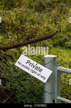 Proprietario terriero che chiarisce che la sua piccola tenuta non è un diritto pubblico di passaggio con un segno piuttosto stravagante Foto Stock