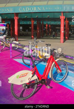 BikeMi City bike point (noleggio biciclette pubblico), Milano Nord Cadorna, stazione ferroviaria, Piazzale Cadorna, Milano, Lombardia, Italia Foto Stock