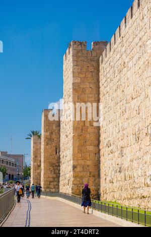 Gerusalemme, Israele. 21 settembre 2023. Alcune persone camminano lungo il lato ovest fuori dalla città vecchia. Foto Stock