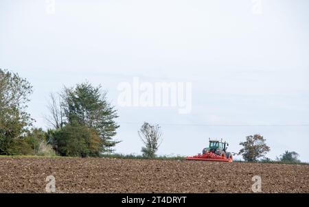 Straziamento autunnale del suolo dopo aver arato in una fattoria di Suffolk alla periferia di Framlingham, una città di mercato. Foto Stock