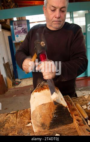 2023 17 gennaio - Italia, Sardegna, Nuoro, Mamoiada, Antonello Congiu costruttore artigianale di maschere Mamuthones. Foto Stock