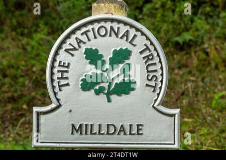 Una fotografia ravvicinata di un cartello del National Trust a Milldale, Peak District, Derbyshire, Inghilterra Foto Stock