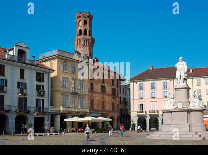 Piazza Cavour e Torre dell'Angelo nel centro di Vercelli, Piemonte, Italia Foto Stock