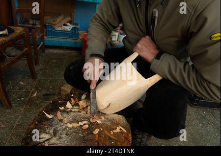 2023 17 gennaio - Italia, Sardegna, Nuoro, Mamoiada, Franco Maritato costruttore artigianale di maschere Mamuthones. Foto Stock