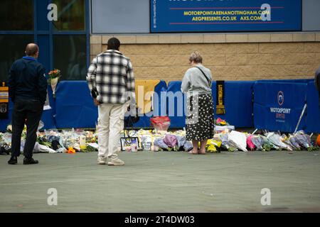 I membri del pubblico e i tifosi rendono omaggio ad un memoriale per il giocatore di hockey su ghiaccio Adam Johnson fuori dalla Motorpoint Arena di Nottingham, sede dei Nottingham Panthers il 30/10/23. L'ex Pittsburgh Penguin e l'attuale Nottingham Panther sono stati coinvolti in un incidente mortale sul ghiaccio durante la loro partita con gli Sheffield Steelers sabato 28 ottobre 2023 foto di Ben Booth/Alamy Foto Stock