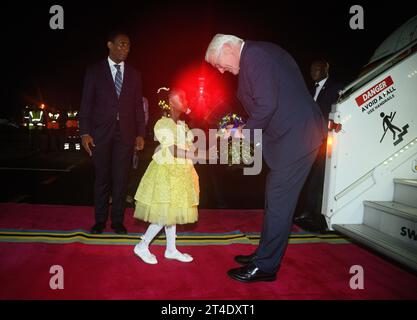 Daressalam, Tanzania. 30 ottobre 2023. Il presidente tedesco Frank-Walter Steinmeier viene accolto con fiori da una ragazza all'aeroporto internazionale Julius Nyerere di Dar es Salaam. Il Presidente Steinmeier è in visita nei paesi dell'Africa orientale della Tanzania e dello Zambia questa settimana. Crediti: Bernd von Jutrczenka/dpa/Alamy Live News Foto Stock