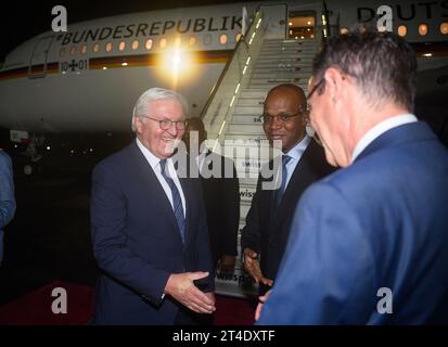 Daressalam, Tanzania. 30 ottobre 2023. Il presidente tedesco Frank-Walter Steinmeier (l) è accolto all'aeroporto internazionale Julius Nyerere di Dar es Salaam da gennaio Makamba (m), ministro degli Esteri della Tanzania, e Thomas Terstegen, ambasciatore della Repubblica federale di Germania in Tanzania. Il Presidente Steinmeier è in visita nei paesi dell'Africa orientale della Tanzania e dello Zambia questa settimana. Crediti: Bernd von Jutrczenka/dpa/Alamy Live News Foto Stock