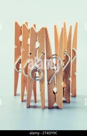 Primi piani dei pioli di legno su sfondo verde chiaro Foto Stock