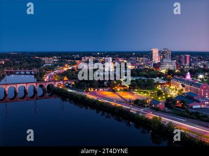 Rutgers U New Brunswick NJ - Vista aerea a lunga esposizione del campus della Rutgers University lungo il fiume Raritan e la Route 18 nel New Jersey. Foto Stock