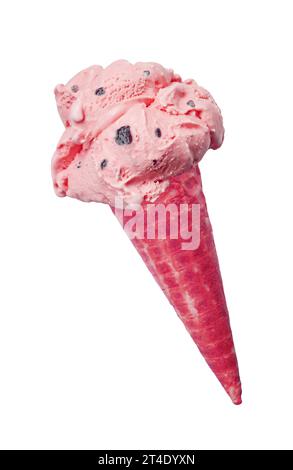 Gelato con chip di cioccolato alla fragola in cono rosa isolato su sfondo bianco Foto Stock