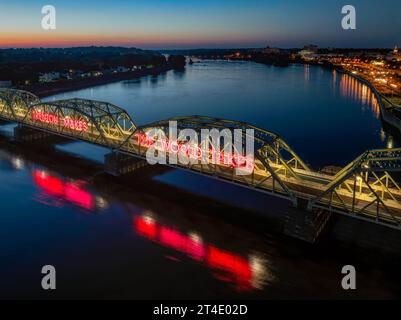 Trenton fa il mondo prende - veduta aerea del Ponte di Trenton inferiore illuminato durante l'ora blu del crepuscolo. Foto Stock