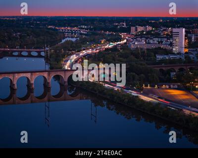 Raritan River New Brunswick New Brunswick New Jersey - Vista aerea a lunga esposizione del campus della Rutgers University lungo il fiume Raritan e la Route 18 nel New Jersey. Foto Stock