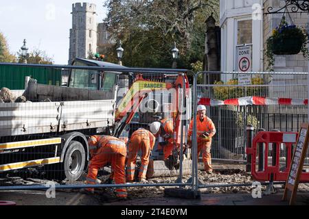 Windsor, Berkshire, Regno Unito. 30 ottobre 2023. L'area dietro la statua della Regina Vittoria e fuori dalla porta di Enrico VIII al Castello di Windsor è stata trasformata in una zona pedonale. Purtroppo gli operai stavano scavando e rimuovendo altre pietre lastricate storiche dall'esterno del castello oggi. Credito: Maureen McLean/Alamy Live News Foto Stock