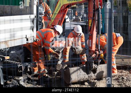 Windsor, Berkshire, Regno Unito. 30 ottobre 2023. L'area dietro la statua della Regina Vittoria e fuori dalla porta di Enrico VIII al Castello di Windsor è stata trasformata in una zona pedonale. Purtroppo gli operai stavano scavando e rimuovendo altre pietre lastricate storiche dall'esterno del castello oggi. Credito: Maureen McLean/Alamy Live News Foto Stock