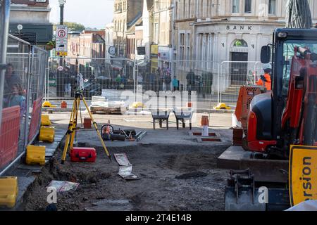 Windsor, Berkshire, Regno Unito. 30 ottobre 2023. L'area dietro la statua della Regina Vittoria e fuori dalla porta di Enrico VIII al Castello di Windsor è stata trasformata in una zona pedonale. Purtroppo gli operai stavano scavando e rimuovendo altre pietre lastricate storiche dall'esterno del castello oggi. Credito: Maureen McLean/Alamy Live News Foto Stock