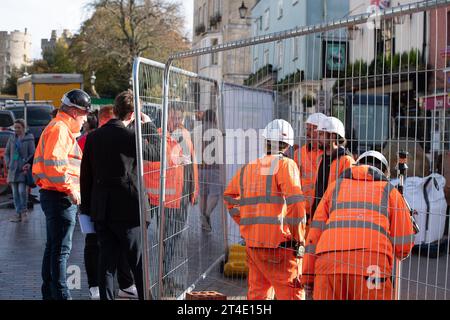 Windsor, Berkshire, Regno Unito. 30 ottobre 2023. L'area dietro la statua della Regina Vittoria e fuori dalla porta di Enrico VIII al Castello di Windsor è stata trasformata in una zona pedonale. Purtroppo gli operai stavano scavando e rimuovendo altre pietre lastricate storiche dall'esterno del castello oggi. Credito: Maureen McLean/Alamy Live News Foto Stock