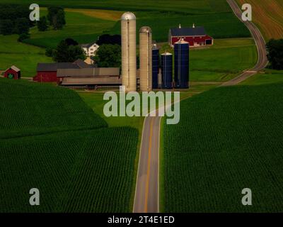 Farmers Lancaster, Pennsylvania: Vista aerea dei campi di mais a perdita d'occhio, dei fienili e dei terreni coltivati a silos. Foto Stock