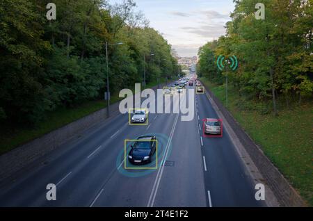Concetto di monitoraggio delle telecamere del traffico intelligenti AI City. Strada con le auto. Contare le auto, registrare le targhe, misurare la velocità, Wi-Fi Foto Stock