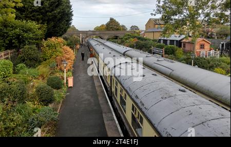Carrozze ferroviarie affiancate alla stazione ferroviaria Toddington GWR Preserve, Winchcombe, Gloucestershire, Inghilterra, Regno Unito Foto Stock