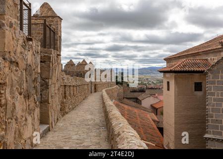 Mura di Avila (Muralla de Avila), Spagna, mura romaniche medievali in pietra con torri, merlature e sentieri in pietra che si affacciano su colline e colline Foto Stock