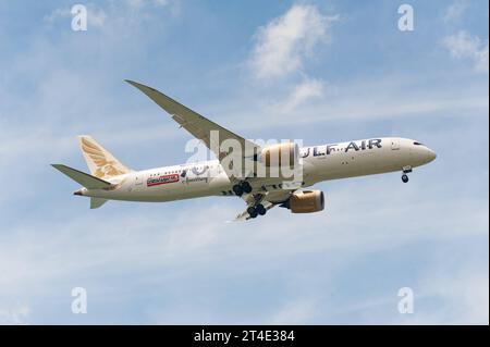 15.07.2023, Singapur, Republik Singapur, Asien - Ein Passagierflugzeug der Gulf Air vom Typ Boeing 787-9 Dreamliner mit der Registrierung A9C-fa und dem Schriftzug 70th Anniversary im Landeanflug auf den internationalen Flughafen Changi. Gulf Air ist die staatliche Fluggesellschaft des Koenigreichs Bahrain. *** 15 07 2023, Singapore, Repubblica di Singapore, Asia Un aeromobile passeggeri Gulf Air del tipo Boeing 787 9 Dreamliner con registrazione A9C fa e la scritta 70th Anniversary on Approach to Changi International Airport Gulf Air è la compagnia aerea statale del Regno del Bahrein Foto Stock