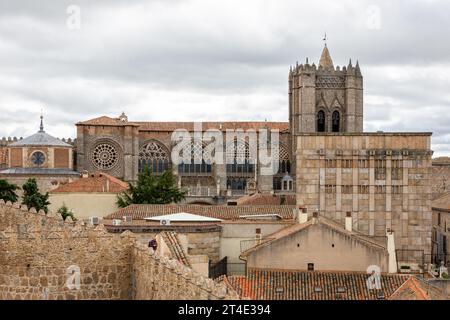 Avila, paesaggio urbano spagnolo con la cattedrale gotica di Avila incorporata nel muro di Avila (Muralla de Avila), mura romaniche medievali in pietra della città. Foto Stock