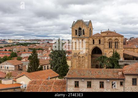 Avila (Spagna) paesaggio urbano con la Basilica di San Vicente chiesa di architettura romanica e tetti piastrellati di antichi edifici medievali. Foto Stock