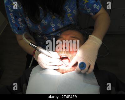 un uomo che si occupa di dentista Foto Stock