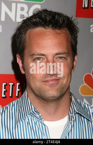 28 ottobre 2023 - Los Angeles, California - â œFriendsâ attore Matthew Perry, 54 anni, è stato trovato inattivo nella sua vasca idromassaggio a casa sua. 22 luglio 2006 - Pasadena, California. Matthew Perry. NBC Summer 2006 TCA Party. (Immagine di credito: © Byron Purvis/AdMedia via ZUMA Press Wire) SOLO USO EDITORIALE! Non per USO commerciale! Foto Stock