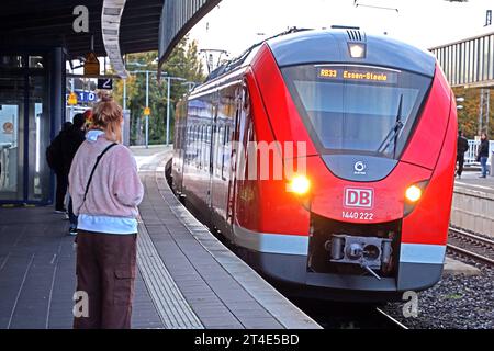 Hauptbahnhöfe im Ruhrgebiet Bahnbetieb am Hauptbahnhof von Mülheim an der Ruhr mit einer einfahrenden RB33 aus Aachen nach Essen-Steele. Mülheim-an-der-Ruhr Hauptbahnho Nordrhein-Westfalen Deutschland *** stazioni principali nella zona della Ruhr funzionamento ferroviario alla stazione principale di Mülheim an der Ruhr con un arrivo RB33 da Aquisgrana a Essen Steele Mülheim an der Ruhr Hauptbahnho Renania settentrionale Vestfalia Germania crediti: Imago/Alamy Live News Foto Stock