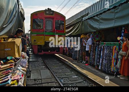 Mercato ferroviario di Mae Klong vicino a Bangkok Foto Stock