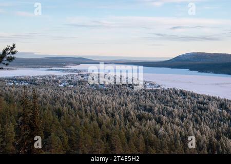 Paesaggio invernale della città di Jukkasjarvi, Svezia. Situato nel nord della Svezia, nel comune di Kiruna. Provincia della Lapponia. Foto Stock