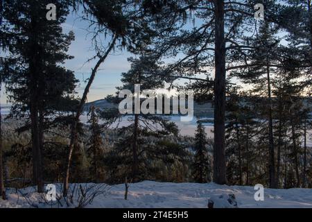 Paesaggio invernale della città di Jukkasjarvi, Svezia. Situato nel nord della Svezia, nel comune di Kiruna. Provincia della Lapponia. Foto Stock