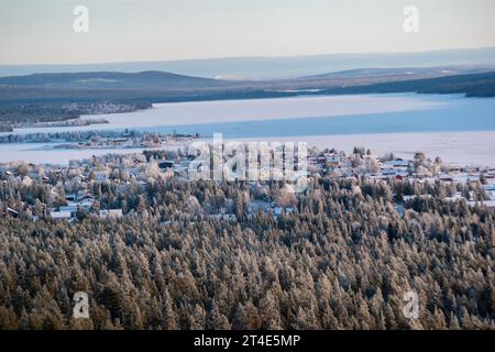 Paesaggio invernale della città di Jukkasjarvi, Svezia. Situato nel nord della Svezia, nel comune di Kiruna. Provincia della Lapponia. Foto Stock