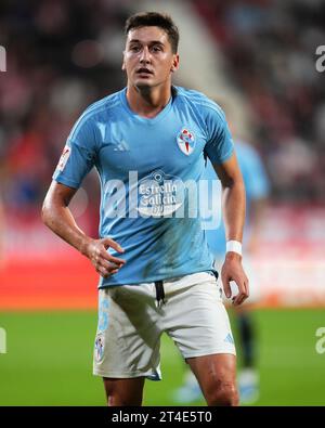 Girona, Spagna. 27 ottobre 2023. Carlos Dotor dell'RC Celta durante la partita di la Liga EA Sports tra Girona FC e RC Celta ha giocato al Montilivi Stadium il 27 ottobre 2023 a Girona, in Spagna. (Foto di Bagu Blanco/PRESSINPHOTO) crediti: PRESSINPHOTO SPORTS AGENCY/Alamy Live News Foto Stock