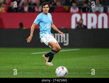 Girona, Spagna. 27 ottobre 2023. Manu Sanchez del RC Celta durante la partita la Liga EA Sports tra Girona FC e RC Celta ha giocato al Montilivi Stadium il 27 ottobre 2023 a Girona, in Spagna. (Foto di Bagu Blanco/PRESSINPHOTO) crediti: PRESSINPHOTO SPORTS AGENCY/Alamy Live News Foto Stock