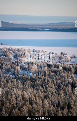 Paesaggio invernale della città di Jukkasjarvi, Svezia. Situato nel nord della Svezia, nel comune di Kiruna. Provincia della Lapponia. Foto Stock