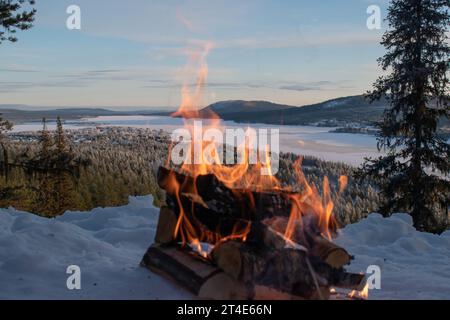 Paesaggio invernale della città di Jukkasjarvi, Svezia. Situato nel nord della Svezia, nel comune di Kiruna. Provincia della Lapponia. Foto Stock