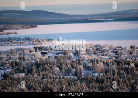 Paesaggio invernale della città di Jukkasjarvi, Svezia. Situato nel nord della Svezia, nel comune di Kiruna. Provincia della Lapponia. Foto Stock