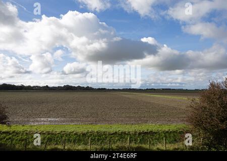 La pioggia ha inondato i campi di Hesketh Bank tra Preston e Southport visti dal King Charles 3rd Coast Path Lancashire England Foto Stock