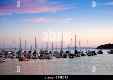 Foto scattata all'alba del piccolo porto di Baratti Livorno Italia Foto Stock